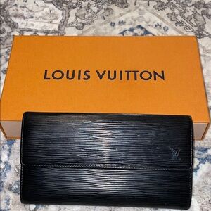 Louis Vuitton Elegant Black Leather Clutch